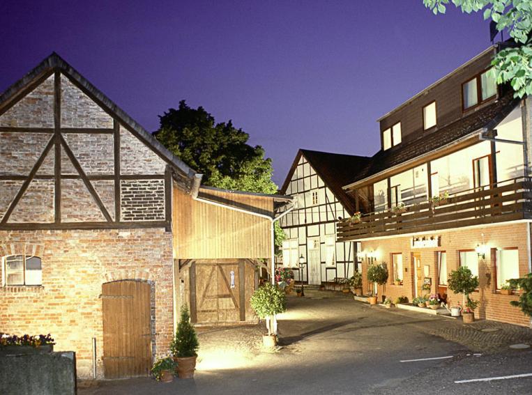 Landgasthaus & Hotel Lindenhof Koenigslutter am Elm Exterior photo